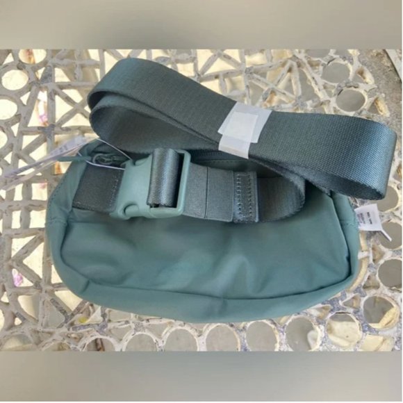 NWT lululemon Everywhere Belt Bag 1L in Teal - Picture 5 of 5